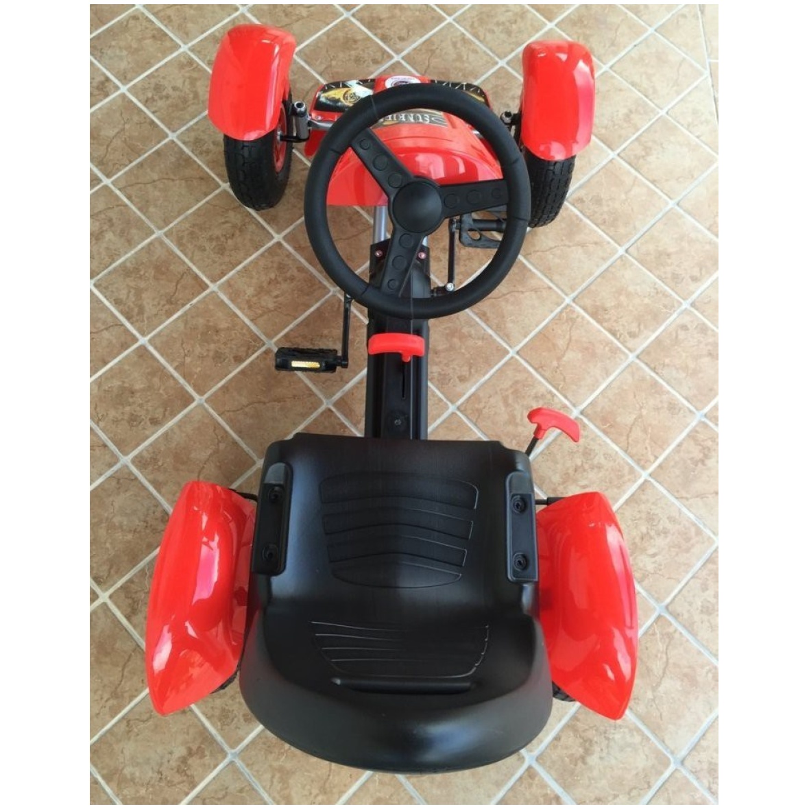 PEDAALIGEGA KARTAUTO – PUNANE