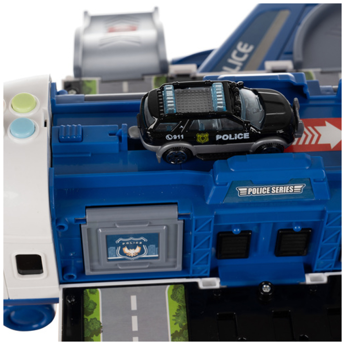 pol_pl_Samolot-policyjny-rozkladany-parking-26680-18479_10