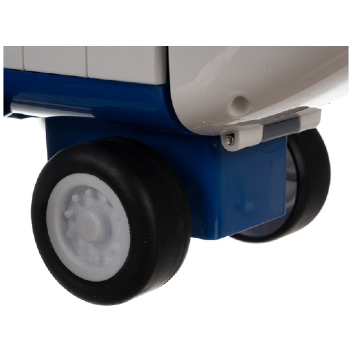 pol_pl_Samolot-policyjny-rozkladany-parking-26680-18479_5